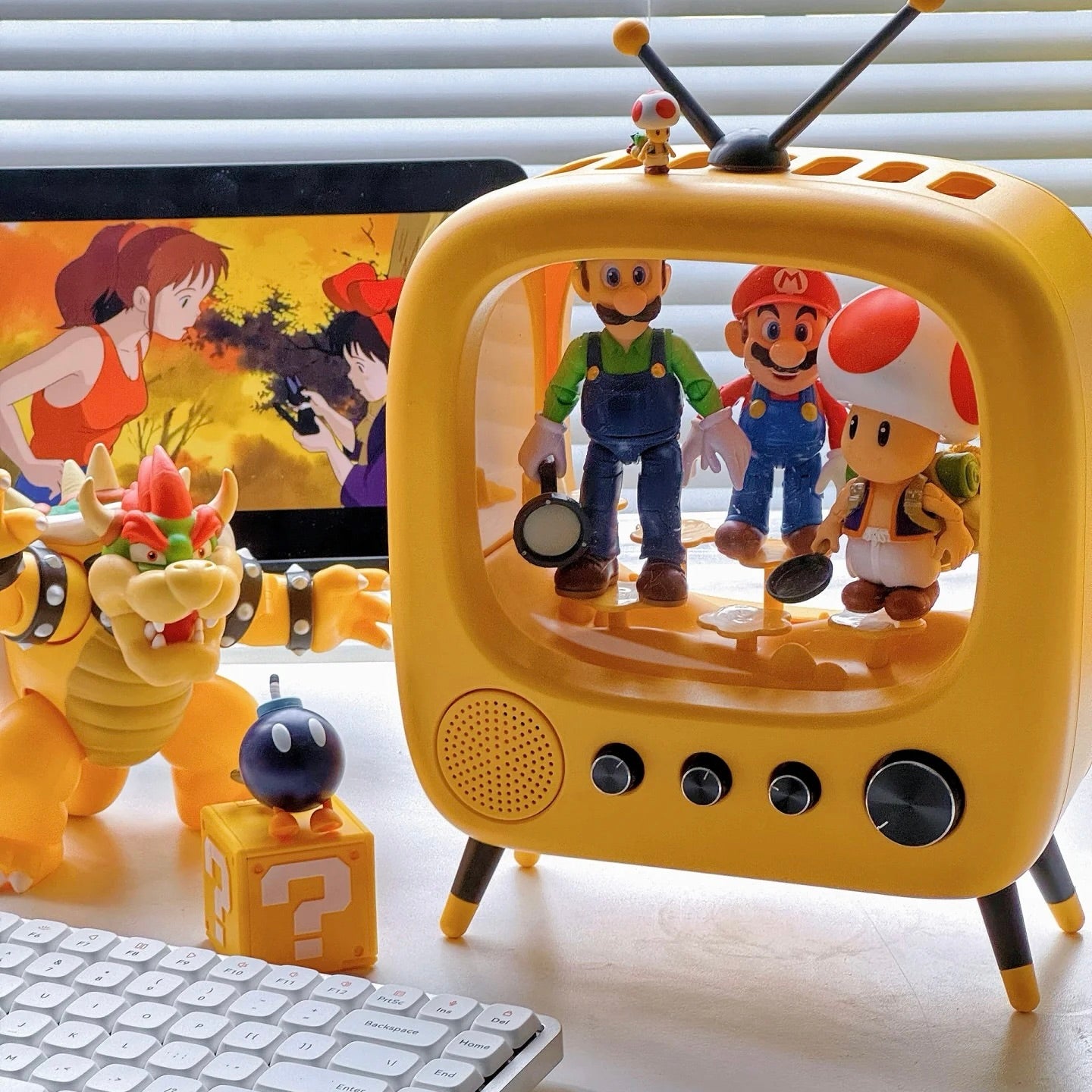 Mini Retro TV Figurine Display Box