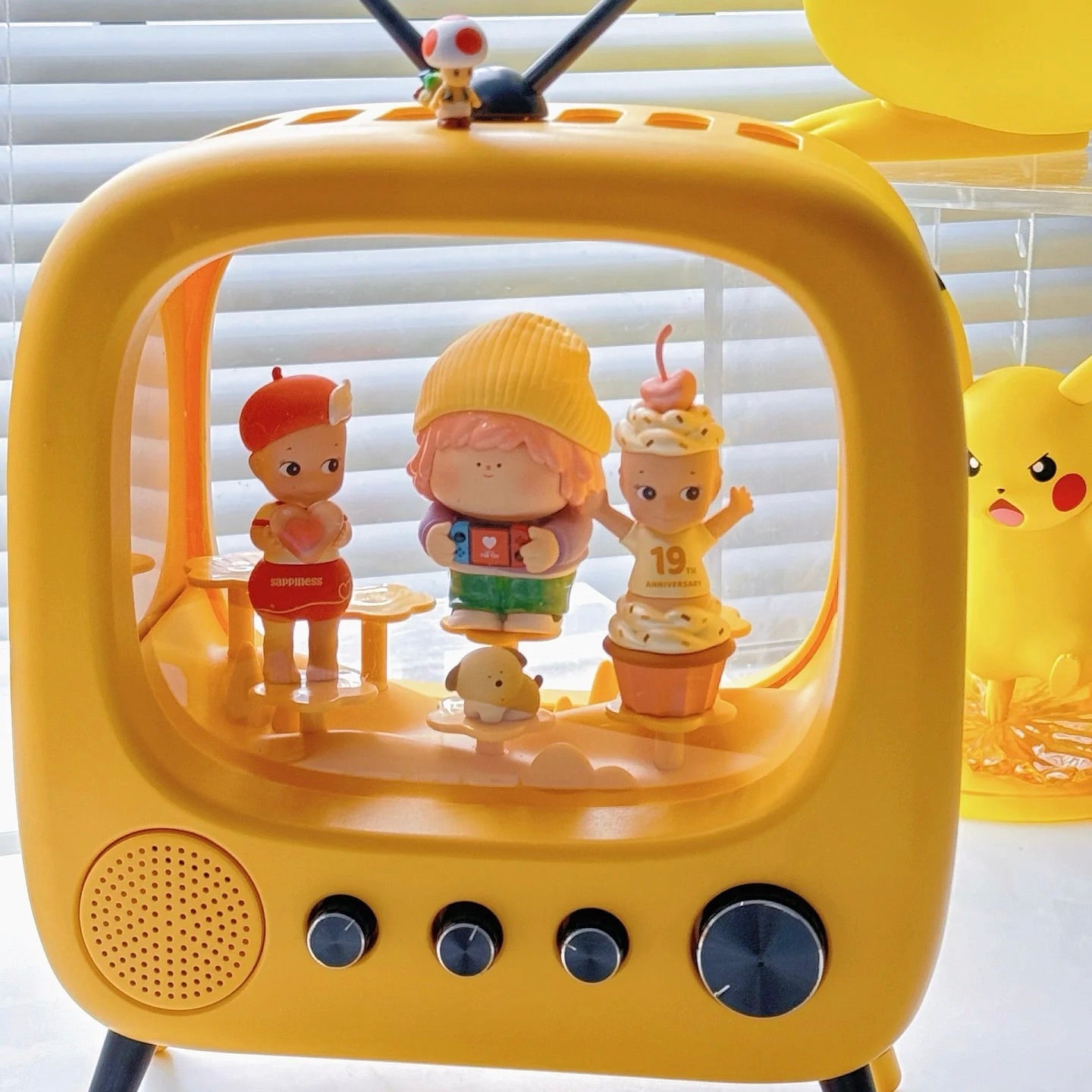 Mini Retro TV Figurine Display Box
